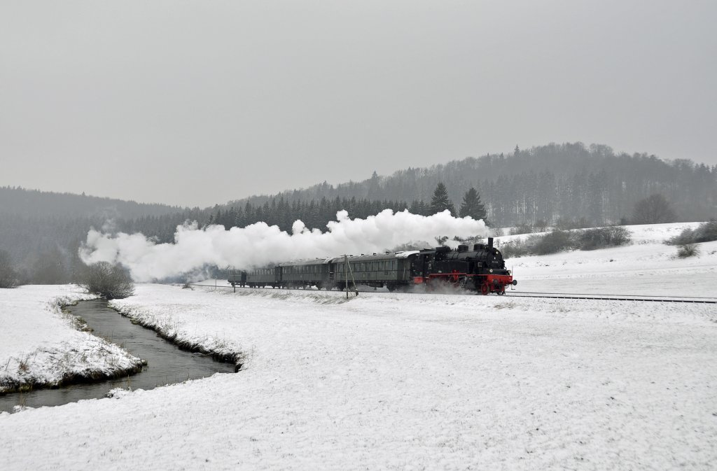 Die 75 1118 der Ulmer Eisenbahnfreunde ist mit ihrem Sonderzug nach Gammertingen unterwegs zum 40 jhrigen bestehen der Eisenbahnfreunde Zollernbahn.Ich konnte den Zug aufnehmen bei Marbach auf der Schwbischen Alb am 31.3.2013.