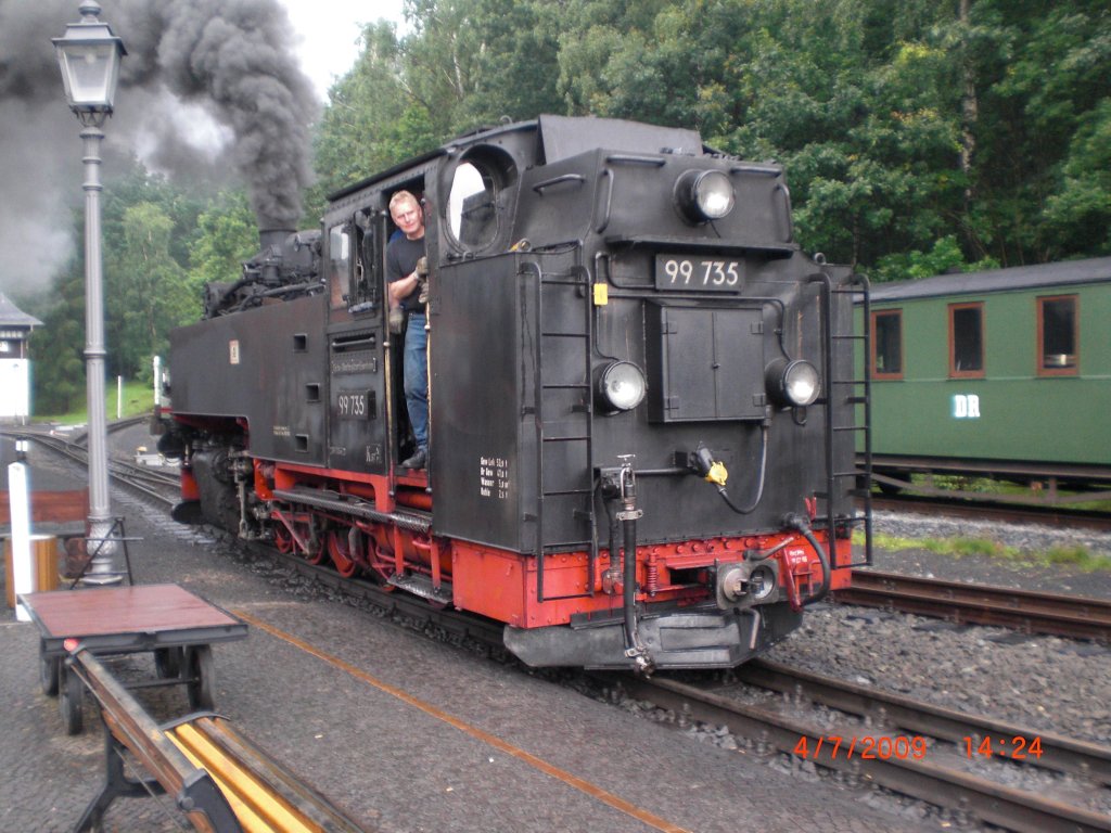 Die 99 735 beim Rangieren im Bahnhof Bertsdorf.