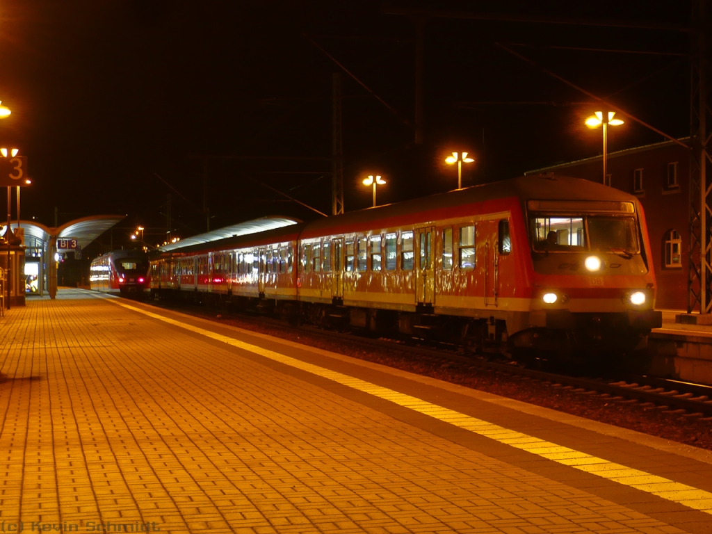 Die allerletzte Halberstädter-Garnitur vor Abschluss der Bauarbeiten in Großheringen in der Nacht vom 30.03. zum 31.03.2010 steht nach der Ankunft aus Großheringen im Bahnhof Saalfeld (Saale) als RB nach Jena Saalbahnhof bereit. (30.03.2010)
