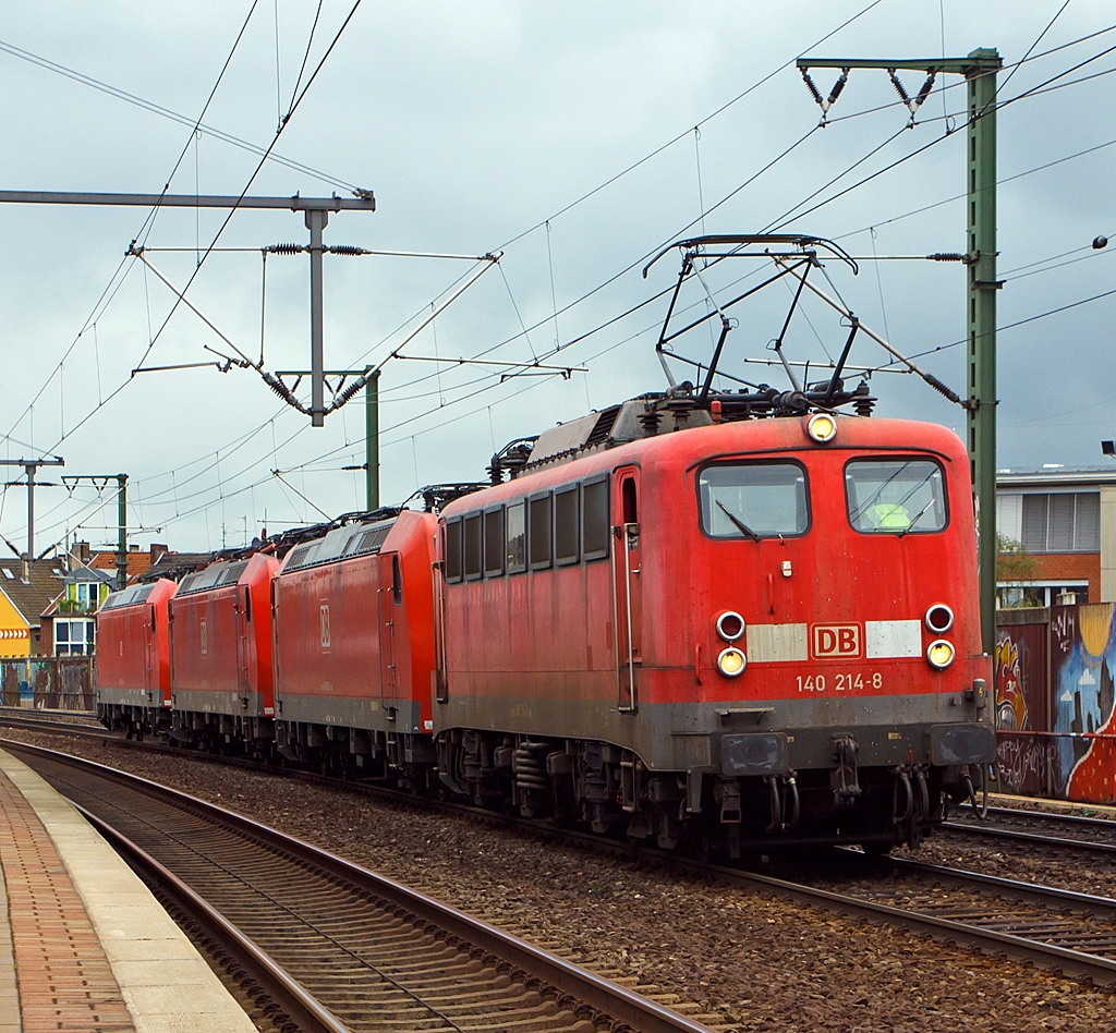 Die  alte Dame  muss die jungen schleppen -  
Die 140 214-8 der DB Schenker Rail hat am 03.07.0.2013 drei Bombardier TRAXX F140 AC1 (185 045-2, 185 149-2 und 185 172-4) der DB Schenker am Haken und zieht sie durch den Bf Kln-Ehrenfeld in stlicher Richtung.
