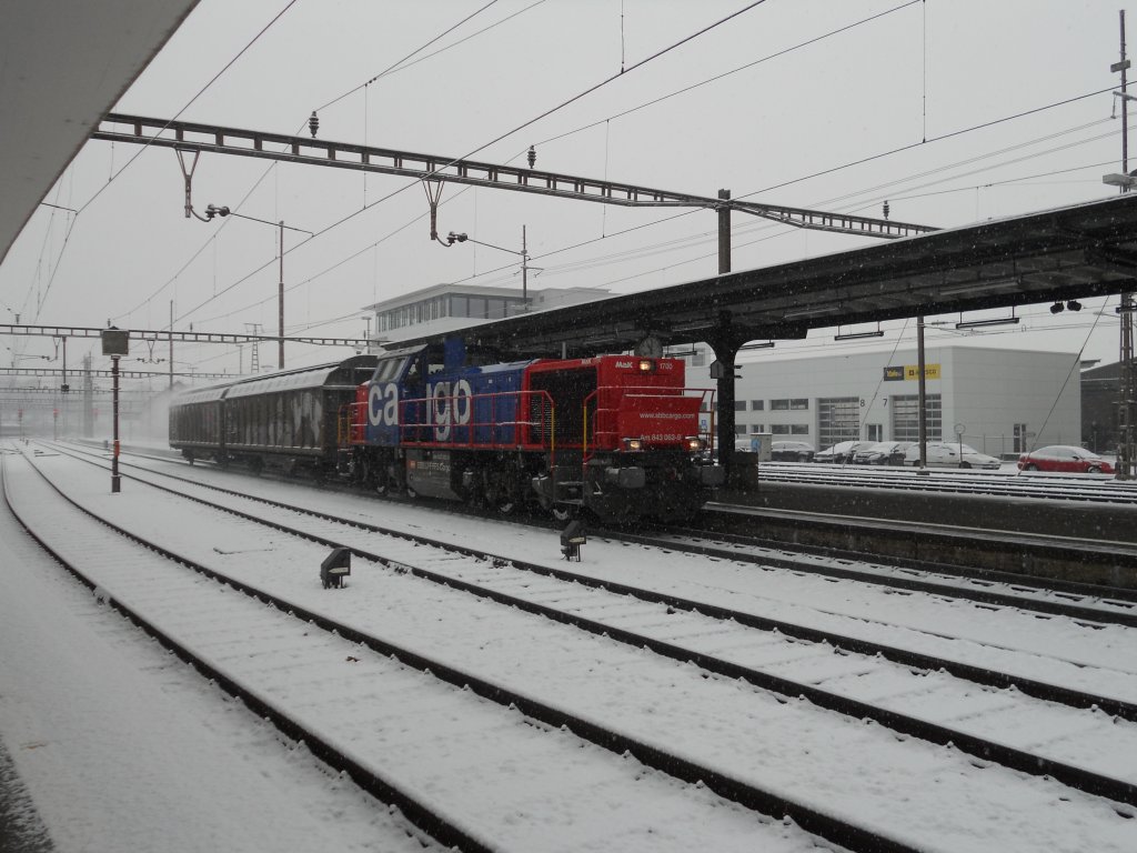 Die Am843 063-9 durchfhrt den verschneiten Bahnhof Langenthal am Vormittag des 20.1.2011 mit 2 Gterwagen
