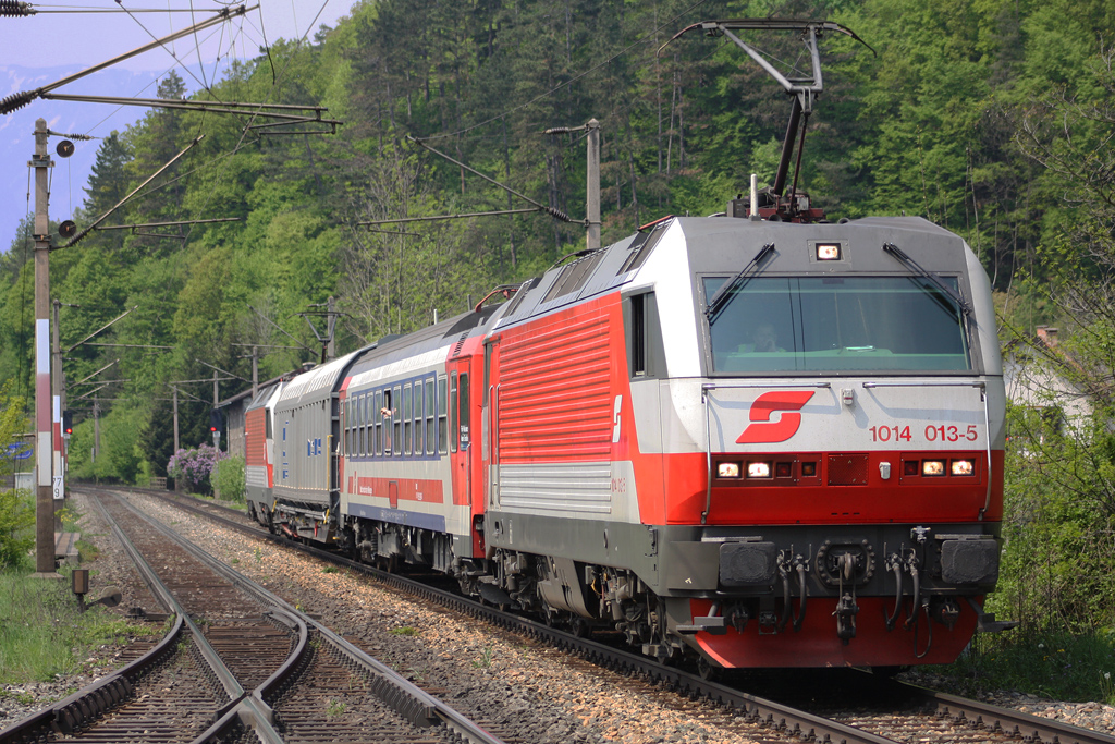 Die Aufnahme vom 1. Mai 2009 zeigt die 1014 014 sowie 1014 002 bei Messfahrten mit einem Schiebewandwagen als SPROB 97656 in der Haltestelle Schlglmhl Richtung Gloggnitz.