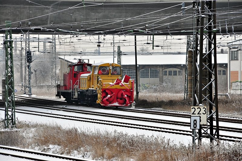 die Bahn hat Wetterbericht gehrt/gesehen und lt schon mal die Schneefrse in den Bf Stralsund kommen, 07.01.2010