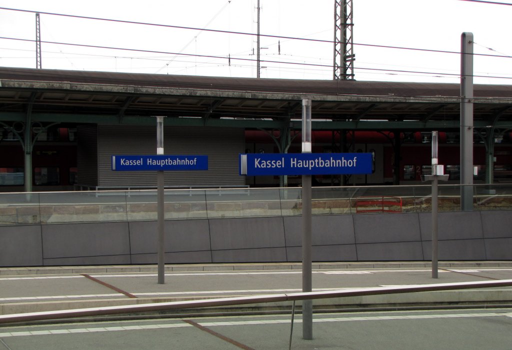 Die Bahnhofsschilder an den RegioTram Bahnsteigen in Kassel Hbf; 04.04.2012