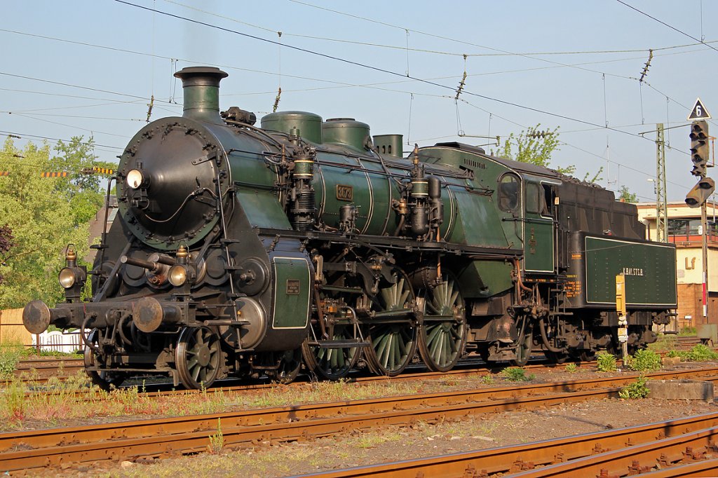 Die bayr. S3/6 sonnt sich in Linz(Rhein) am 30.04.2011 Bahnbilder.de