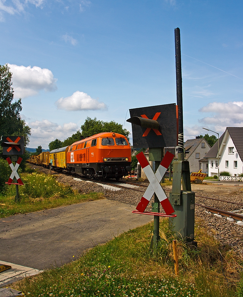 Die BBL 17 (BBL LOGISTIK GMBH), ex DB 225 099-1, ex DB 215 099-3, bringt am 11.07.2013 den MATISA Umbauzug P95 (Schweres Nebenfahrzeug-Nr. 97 27 02 506 17-1) der Schweerbau sowie weitere Wagen nach Burbach-Würgendorf, zur Gleisbaustell an der KBS 462 (Hellertalbahn), hier erreicht der Zug gerade den Bü km 105,2. 

Die V 160 wurde 1970 bei Henschel in Kassel unter der Fabriknummer 31455 gebaut und als 215 099-3 an die DB geliefert. Im Jahr 2001 erfolgte der Umbau und Umbezeichnung in 225 099-1 und nun im Frühjahr 2013 kam sie zur BBL LOGISTIK GMBH als Lok 17 (NVR-Nummer 92 80 1225 099-1 D-BBL).

Technische Daten der Lok, welche weitestgehend denen der Baureihe 215 entsprechen, da diese daraus hervorging.
Anzahl umgebauter Loks:  74
Achsformel:  B'B'
Spurweite:  1.435 mm
Länge:  16.400 mm
Drehzapfenabstand:  8.600 mm
Drehgestellachsstand:  2.800 mm
Gesamtradstand: 11.400 mm
Gewicht: 79 Tonnen
Radsatzfahrmasse:  20,0 Tonnen
Höchstgeschwindigkeit: 140 km/h (90 km/h im Rangiergang) Motorentyp: MTU MB 16V 652 TB 10 (ein V16-Zylinder-Diesel-Motor), 
dieser Motor war leistungsschwächer aber zuverlässiger als der in anderen Maschinen verbaute MTU 12V 956 TB Motor mit 2.500 PS.
Dauerleistung: 1.397 kW (1.900 PS)
Nenndrehzahl: 1500 min-1
Leistungsübertragung: hydraulisch 
Getriebe: Voith L 820 brs  
Tankinhalte: 3.050 l (Kraftstoff) / 2.850 l (Wasser) / 690 l (Heizöl) / 320 kg Sand
Zugheizung:  Dampf
Zugsicherung:  PZB 90
