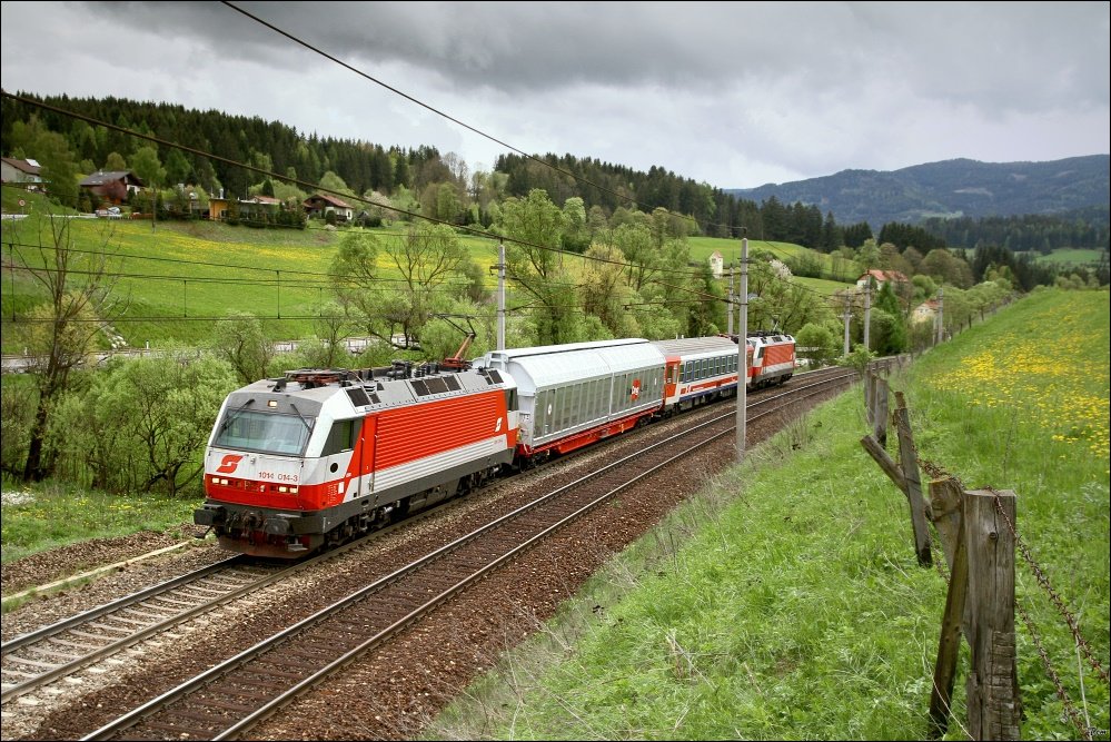 Die beiden 1014 014 & 1014 003 fahren mit dem Messzug SPROB 97720 von St.Veit Glan nach Neumarkt. 
Neumarkt 12.05.2010
