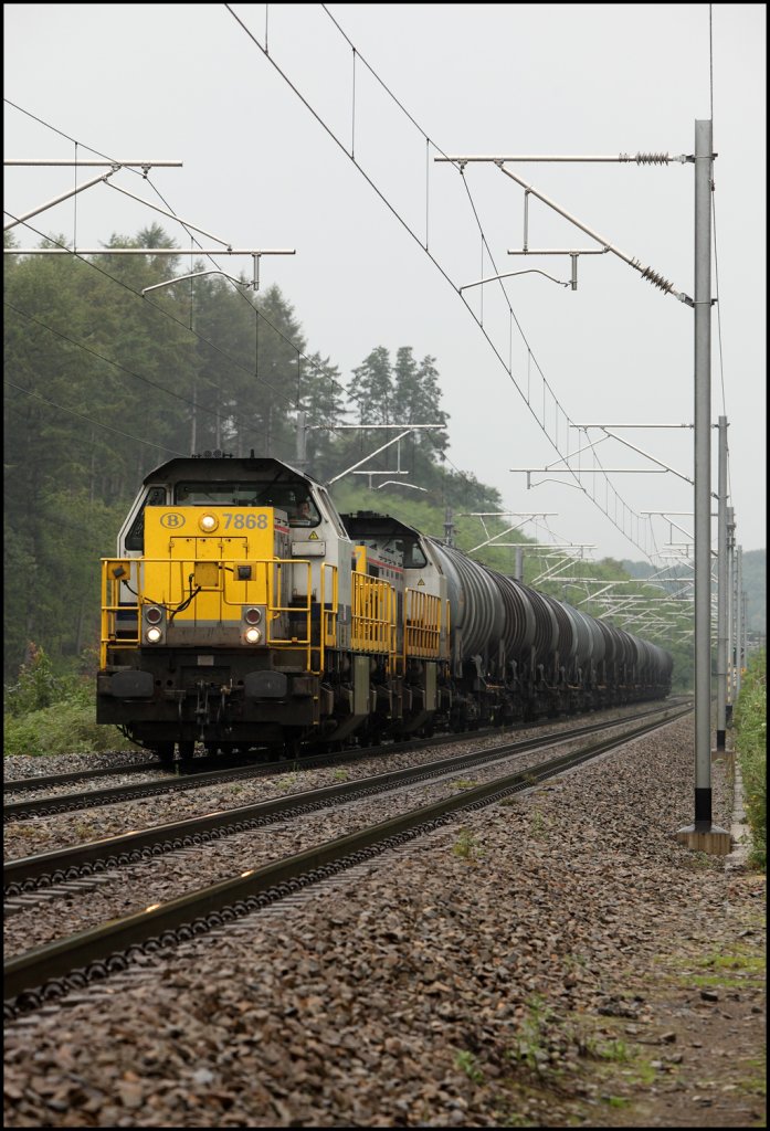 Die beiden Dieselloks 7868 und 7867 haben einen Kesselzug in Aachen-West bernommen und schleppen ihn in Richtung Montzen. (03.08.2011)