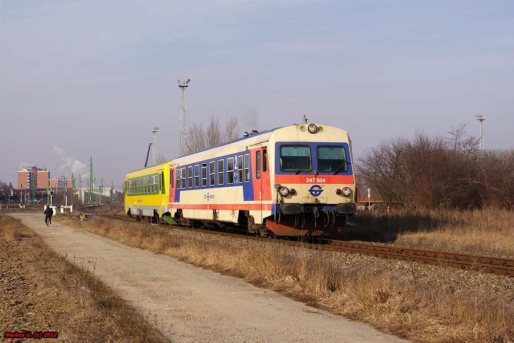 Die beiden GySEV/Raaberbahn Dieseltriebwagen 247 504 (ex BB 5047 020) und 247 509 (ex BB 5047 100) fahren gemeinsam als Zug 9824 nach Zalaszentivn. Szombathely, 01.02.2012
