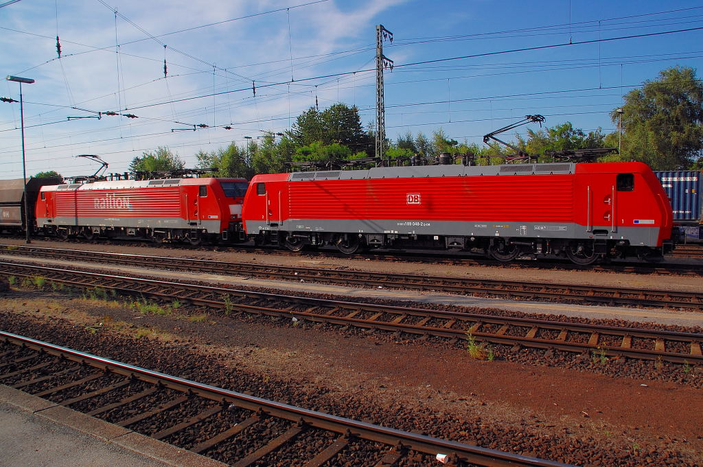 Die beiden Hollandfahrer 189 048-2 und 189 066-4 sind soeben aus dem 1,5 KV Gleichstromnetz der NS gekommen, bgeln gleich ab und kurze Zeit spter wieder auf um dann mit 15 KV Wechselstrom auf dem DB Netz weiter zu fahren. Emmerich den 12.8.2012