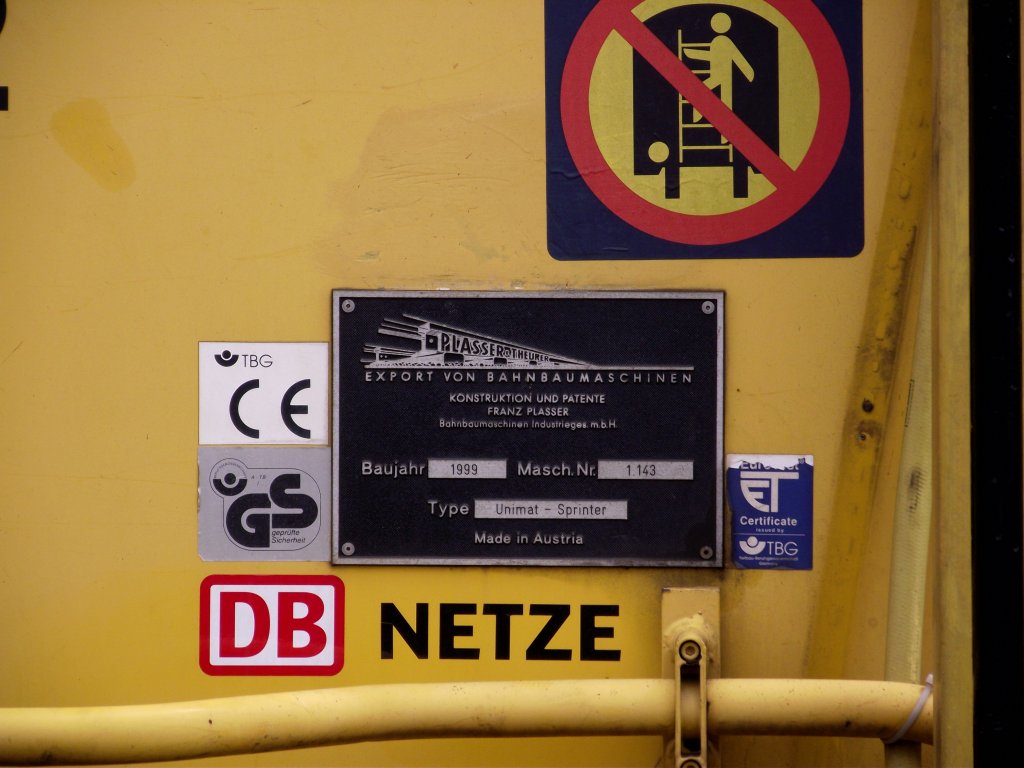 Die Beschriftung einer Schotter Stopfmaschine am 08.07.11 in Frankfurt am Main Sd