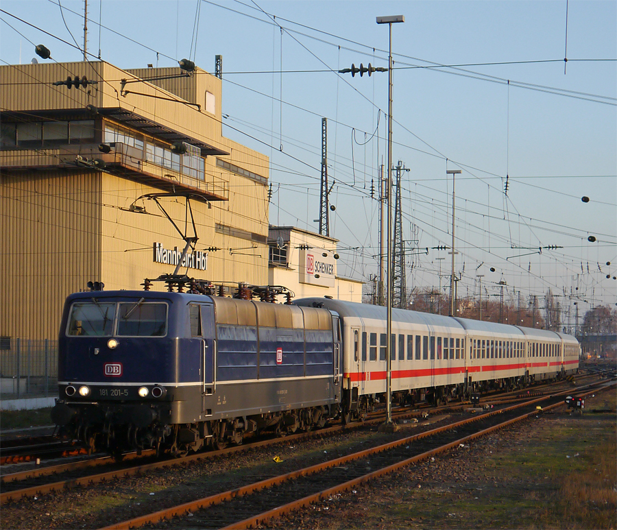 Die blaue 181 201-5 fährt mit dem IC 2258 in den Mannheimer Hbf. Die Br. 181 ist sowieso eher selten mal in Mannheim und dann auch noch die letzte nicht verkehrsrote im Betrieb ! So kann das Winterchaos und der Fahrplanwechsel auch mal Vorteile bringen. (12.12.12)