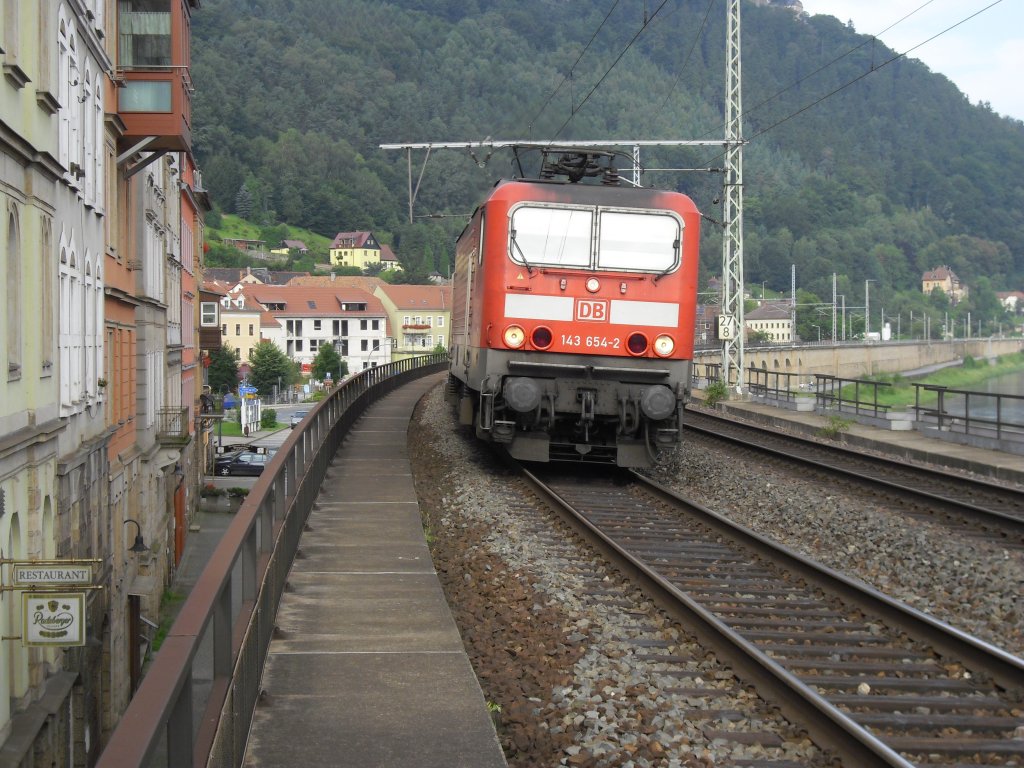 Die Br 143 654-2 als S1 erreicht gleich den Bahnhof Knigstein.