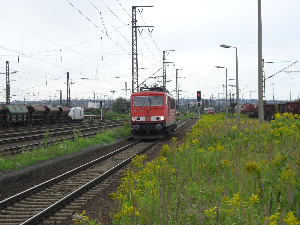 Die BR 155 240-5 wartete auf das grne Signal da gerade der RE 18 nach Cottbus durchgefahren ist. 