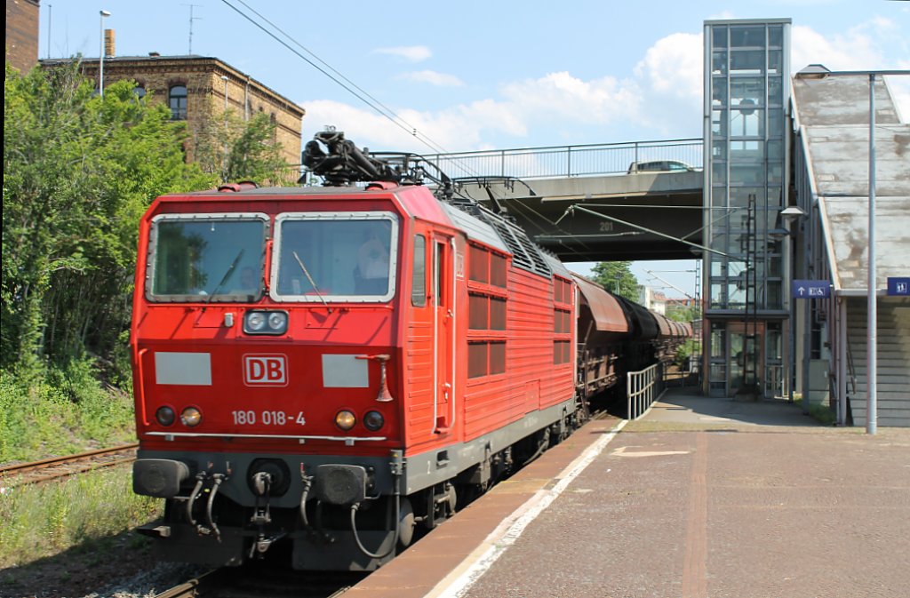 Die BR 180 018 fhrt mit einem Getreidezug durch Dresden-Friedrichstadt. 16.06.2012