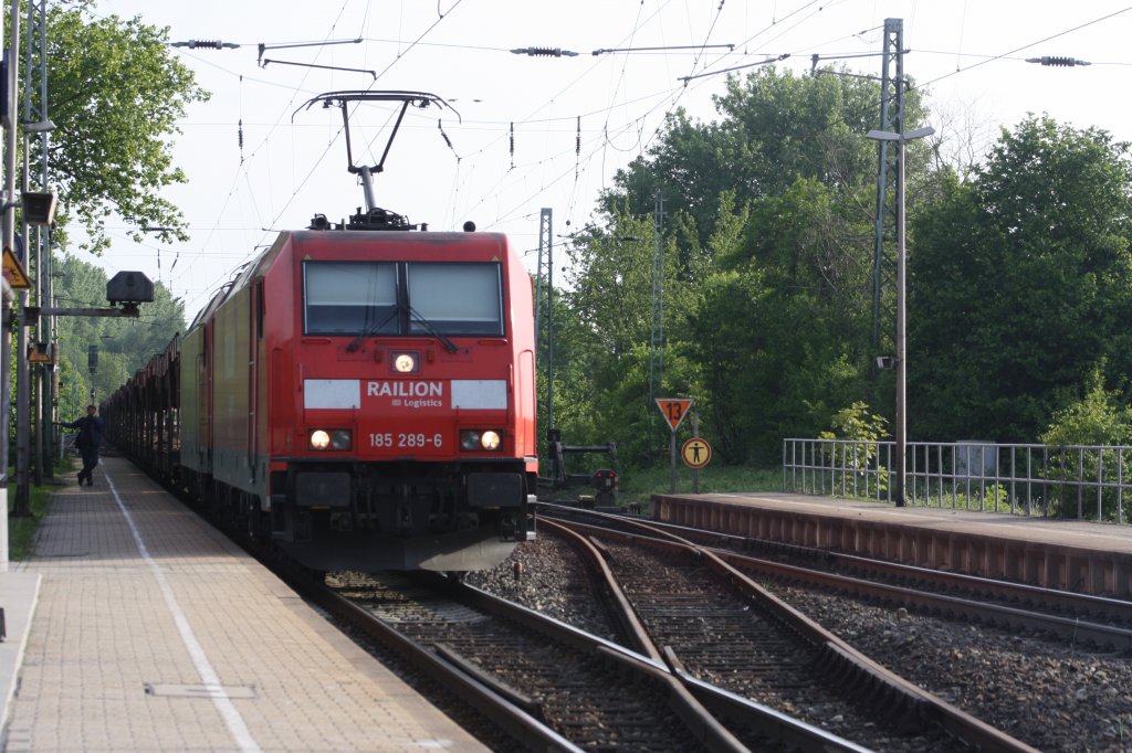 Die BR 185 289-6 von Railion und eine unbekannte BR 145 von Railion fahren durch Kohlscheid mit einem Autoleerzug von Aachen-West in Richtung Neuss bei Sonne.
5.5.2011