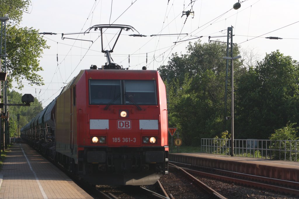Die BR 185 361-3 von DB kommt mit einem Kalkzug von Hermalle-Huy nach Oberhausen fhrt durch Kohlscheid in Richtung Herzogenrath bei Sonne.
2.5.2011