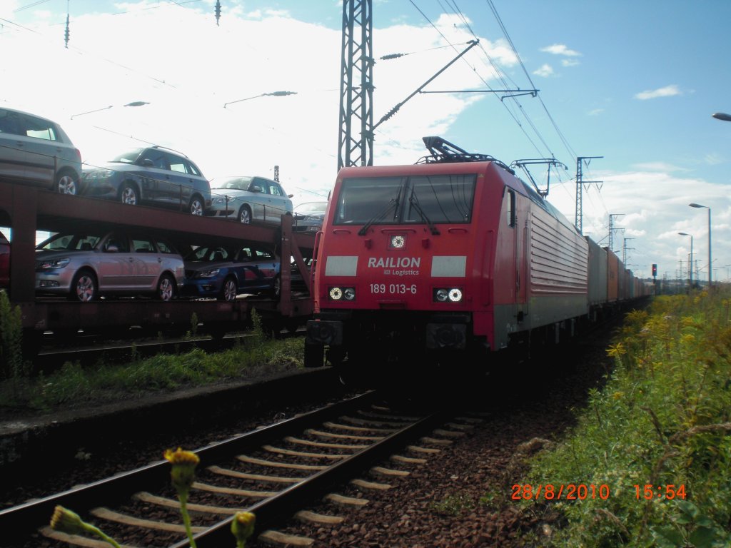 Die BR 189 013-6 fhrt gerade mit einem lagen Containerzug durch Dresden-Friedrichstadt.