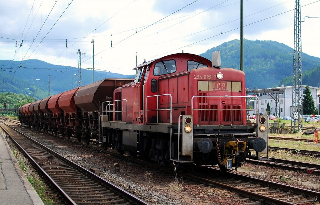 Die BR 294 829-7 wartet hier mit Schotterzug im Hausach (Schw) am 03. 08 2010.