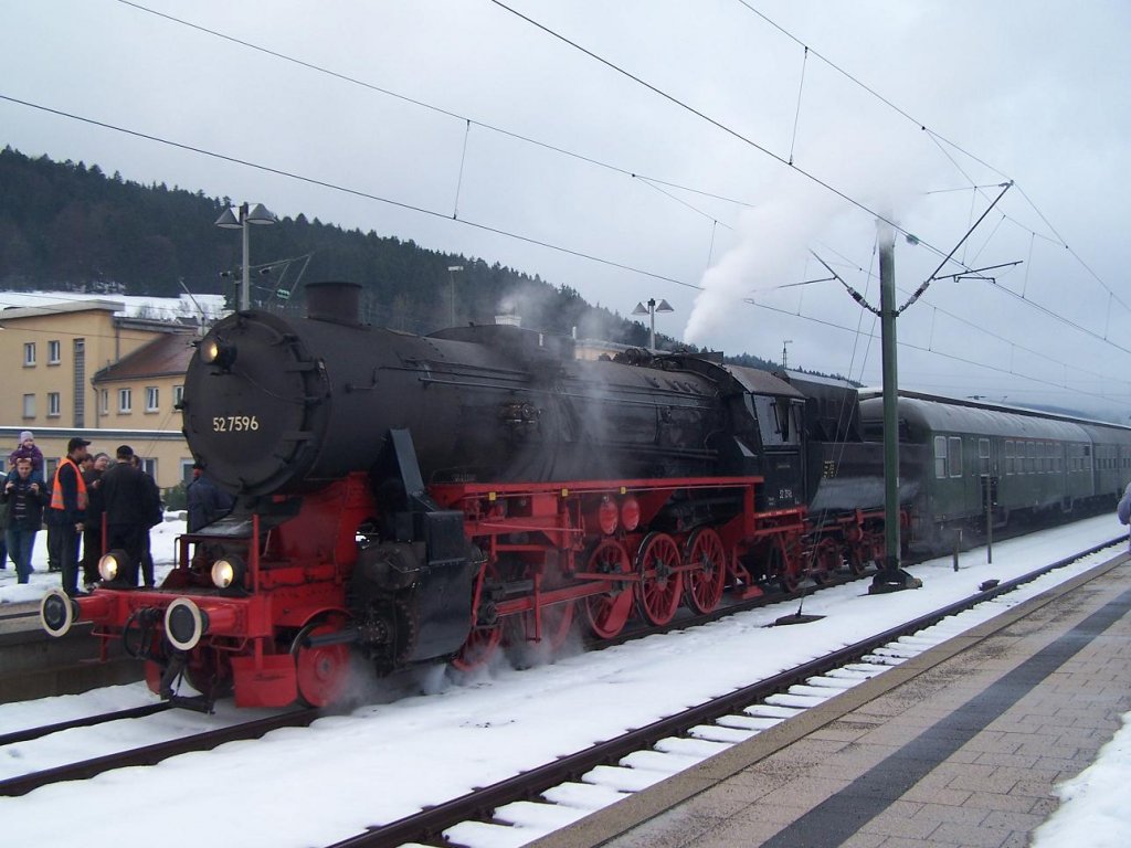 Die BR 52 7596 in Tuttlingen am 08/01/11.