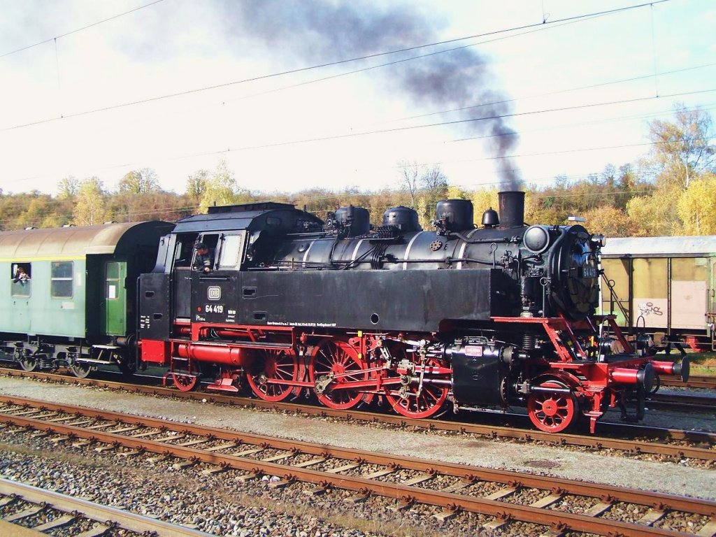 Die BR 64 419 mit einem Zug in Rottweil am 31/10/10.