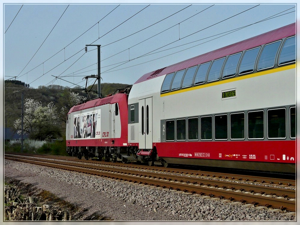 Die CFL 4014 mit ihrer Werbung in eigener Sache zieht am 10.04.2011 ihre DoStos durch die frhlingshafte Landschaft in Erpeldange/Ettelbrck. (Hans) 