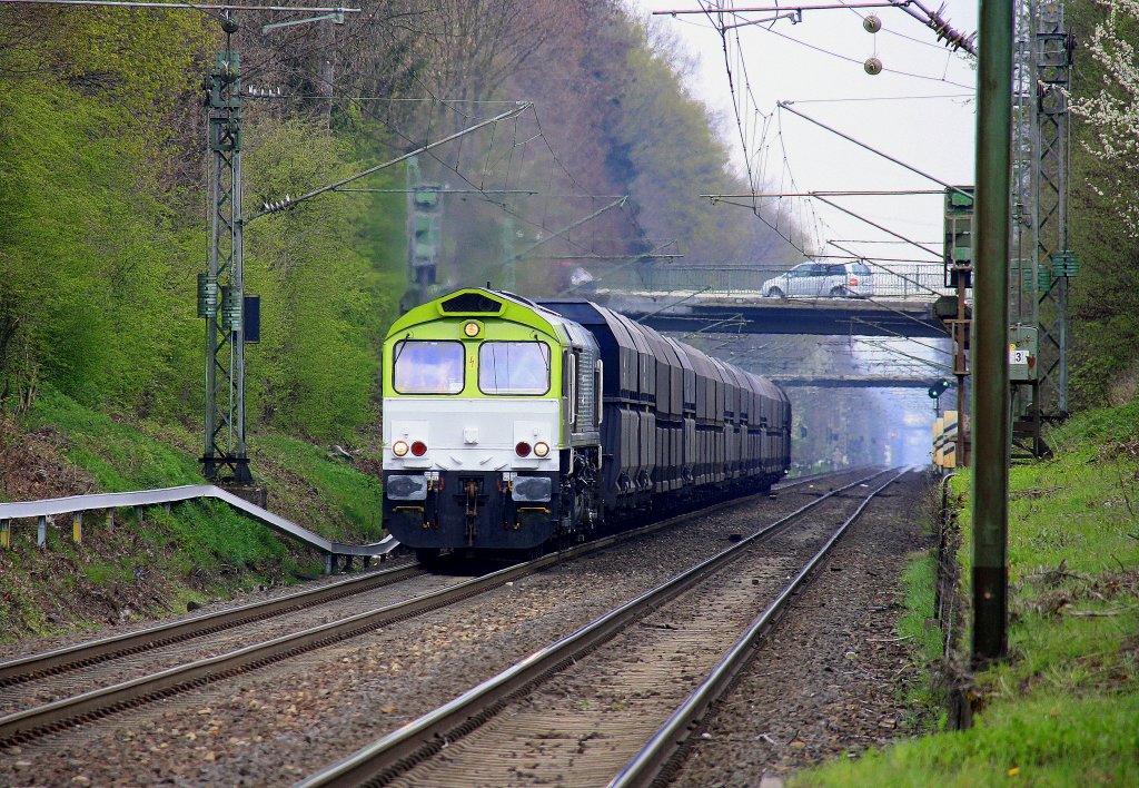 Die Class 66 6605 von Captrain  kommt durch Kohlscheid mit einem Koksleerzug aus Bottrop nach Lttich-Seraing(B) und fhrt die Kohlscheider-Rampe hoch nach Aachen-West bei Sonne und Wolken Mix am 13.4.2012.