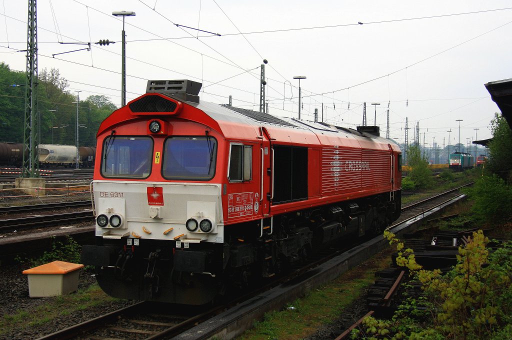 Die Class 66 DE6311  Hanna  von Crossrail steht abgestellt an der Laderampe in Aachen-West bei Regenstimmung am Abend des 7.5.2013.