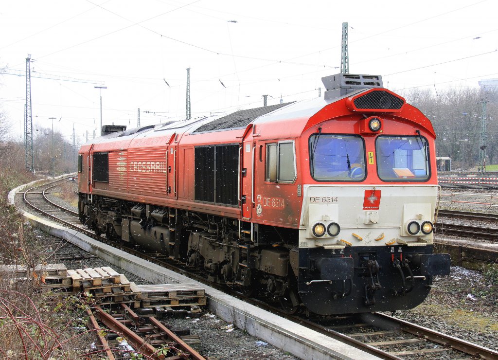Die Class 66 DE6314  Hanna  von Crossrail steht mit Motor an abgestellt an der Laderampe in Aachen-West bei leichten Schneefall am eisigen 4 Grad minus 22.2.2013.