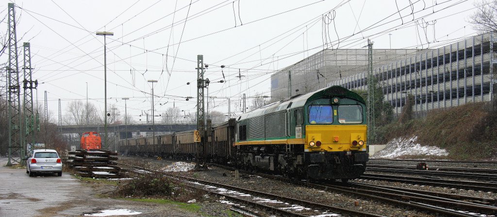 Die Class 66 V266/PB10 von der Rurtalbahn-Cargo kommt mit einem Bleizug aus Antwerpen-Lillo(B) nach Stolberg-Hammer und fhrt in Aachen-West ein bei leichten Schneefall am Rosenmontag 11.2.2013.