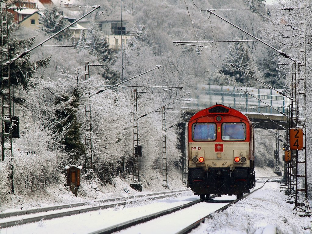 Die Class66 PB12  Marleen  von Crossrail rollt am 19.02.2012 auf der verschneiten Montzenrampe von Belgien kommend nach Aachen West.