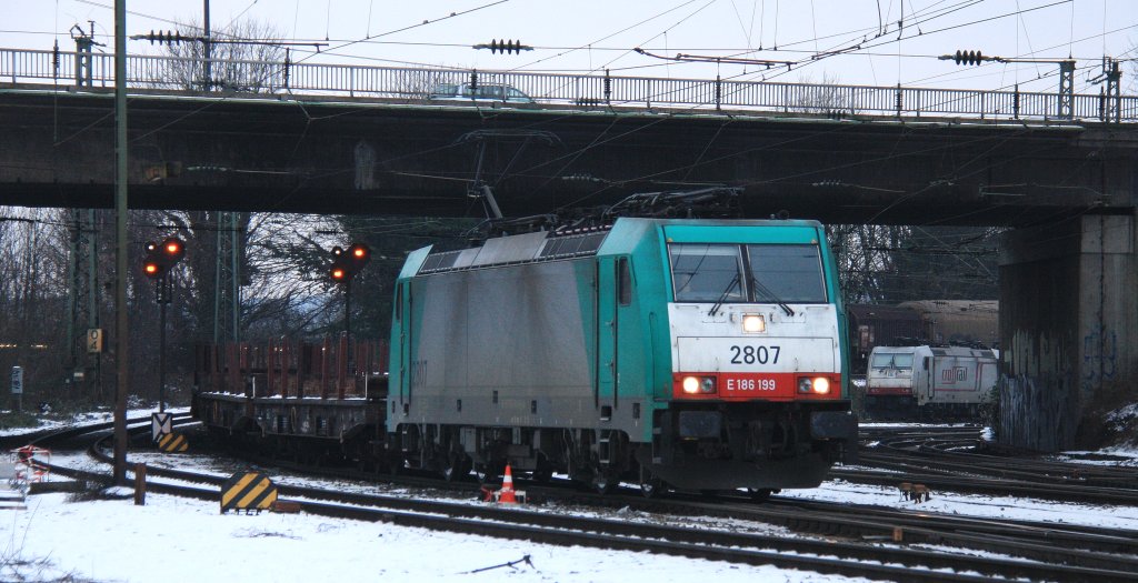 Die Cobra 2807 kommt mit einem langen gemischten Gterzug aus Antwerpen-Noord(B) nach Kln-Gremberg und fhrt in Aachen-West bei Winterwetter am Eiskalten 25.1.2013. 