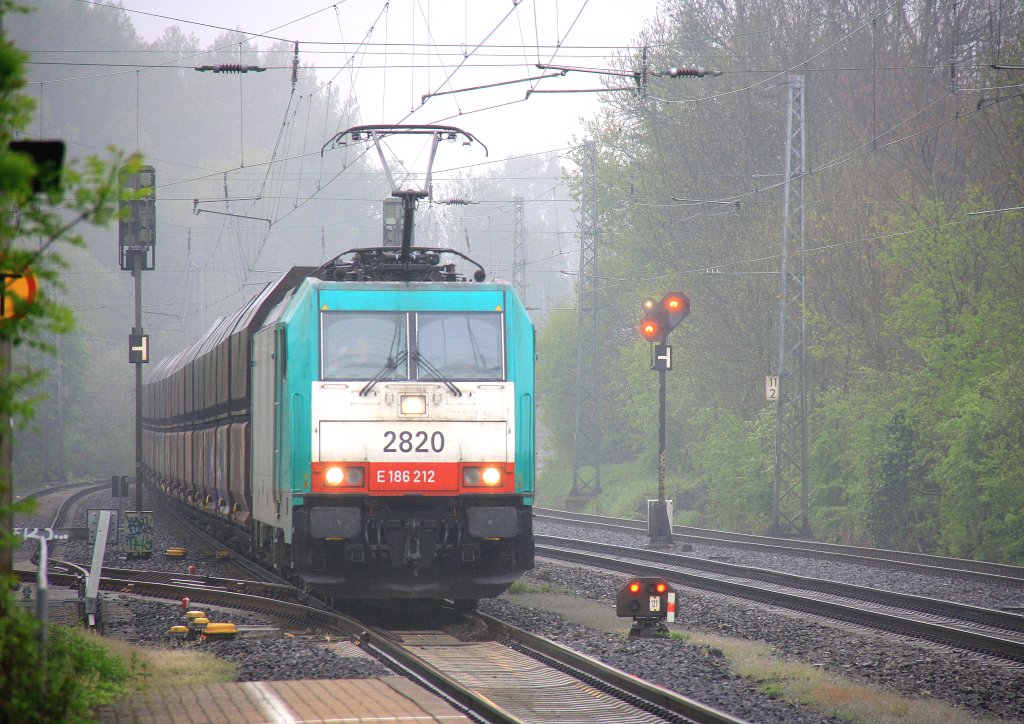 Die Cobra 2820 kommt durch Kohlscheid mit einem Kalkzug aus Yves-Gomeze(B) nach Millingen und kommt aus Richtung Aachen-West und fhrt in Richtung Herzogenrath,Neuss bei Nieselregen am 6.5.2012.
