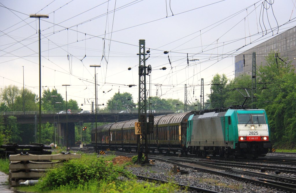 Die Cobra 2825 kommt aus Richtung Kln,Aachen-Hbf mit einem langen Papierzug aus Kln-Gremberg nach Zeebrugge(B) und fhrt in Aachen-West ein bei Regen am Abend des 29.5.2013.