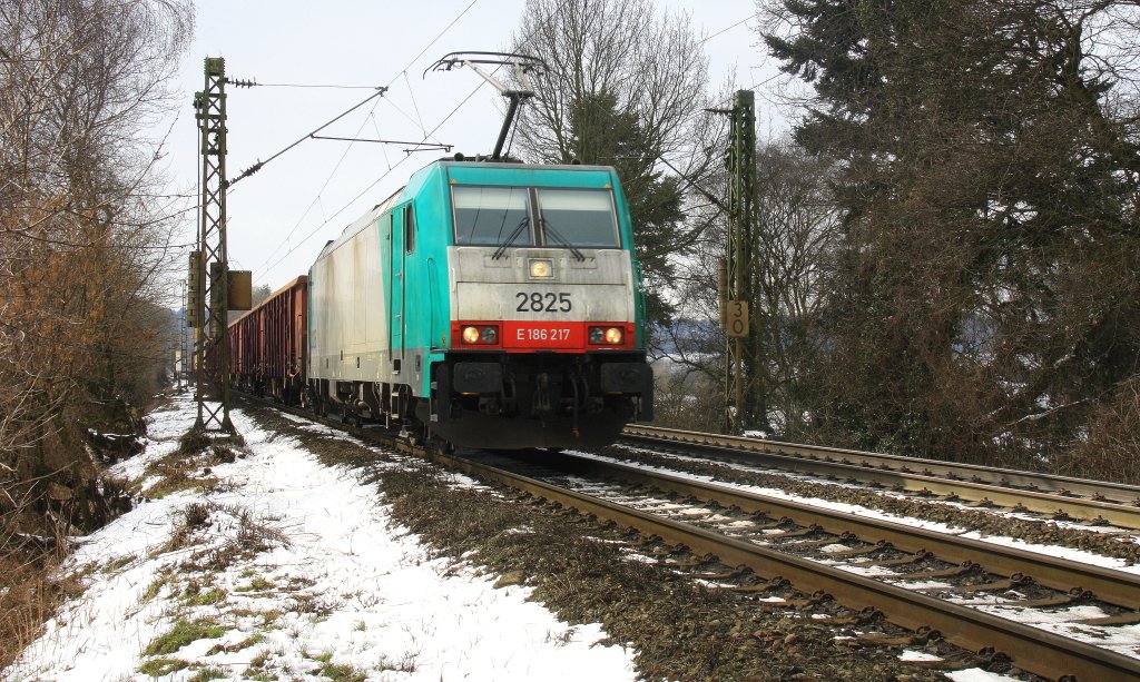 Die Cobra 2825  kommt bei Schnee die Gemmenicher-Rampe herunter nach Aachen-West mit einem Kurzen gemischten Gterzug aus  (Genk-Goederen(B)(via Kinkempois)(B) nach Kln-Gremberg.
Aufgenommen an der Montzenroute am Gemmenicher-Weg bei Sonne und Wolken am Kalten 15.3.2013.