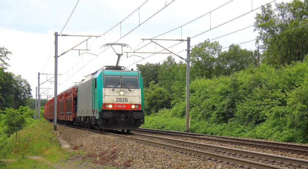 Die Cobra 2826 kommt mit einem Autozug aus Richtung Montzen(B) und fhrt nach Aachen-West bei Sommewetter.
Aufgenommen an der Montzenroute bei Moresnet-Chapelle(B) am 30.6.2012.