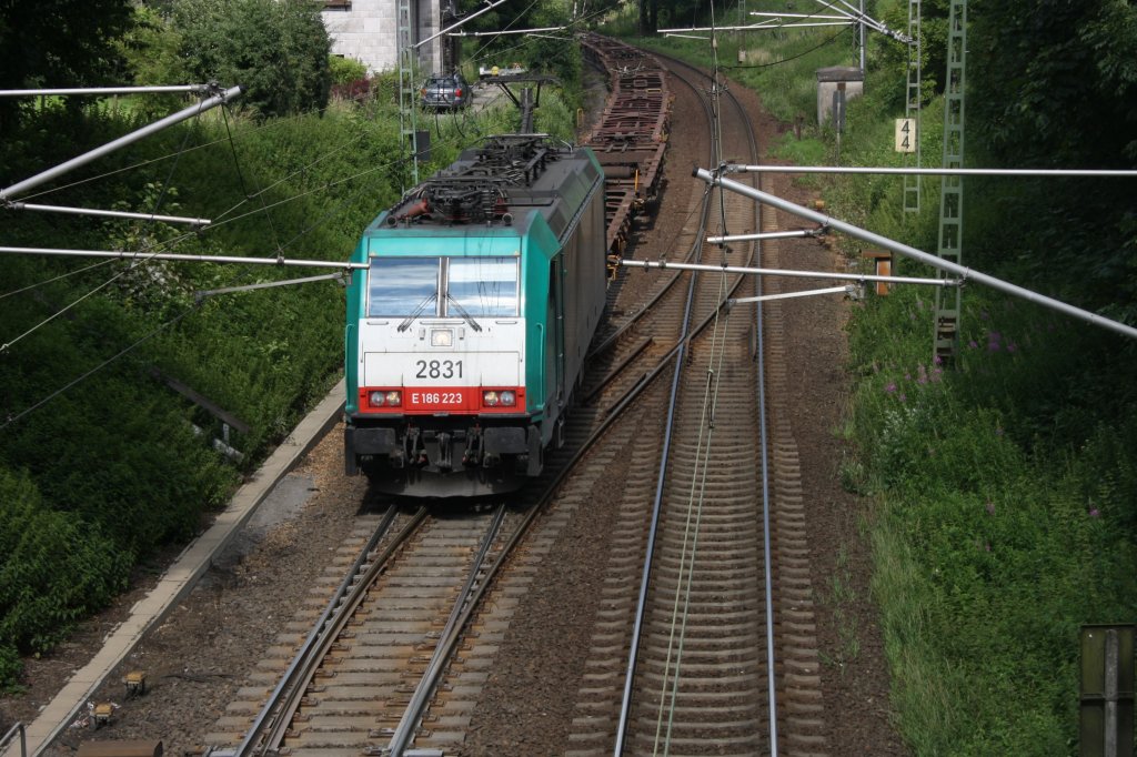 Die Cobra 2831 kommt einem gemischten Containerzug von Aachen-West nach Belgien und fhrt in den Gemmenicher Tunnel bei Sonne.
Aufgenomen bei Reinratzkehl.
1.7.2011