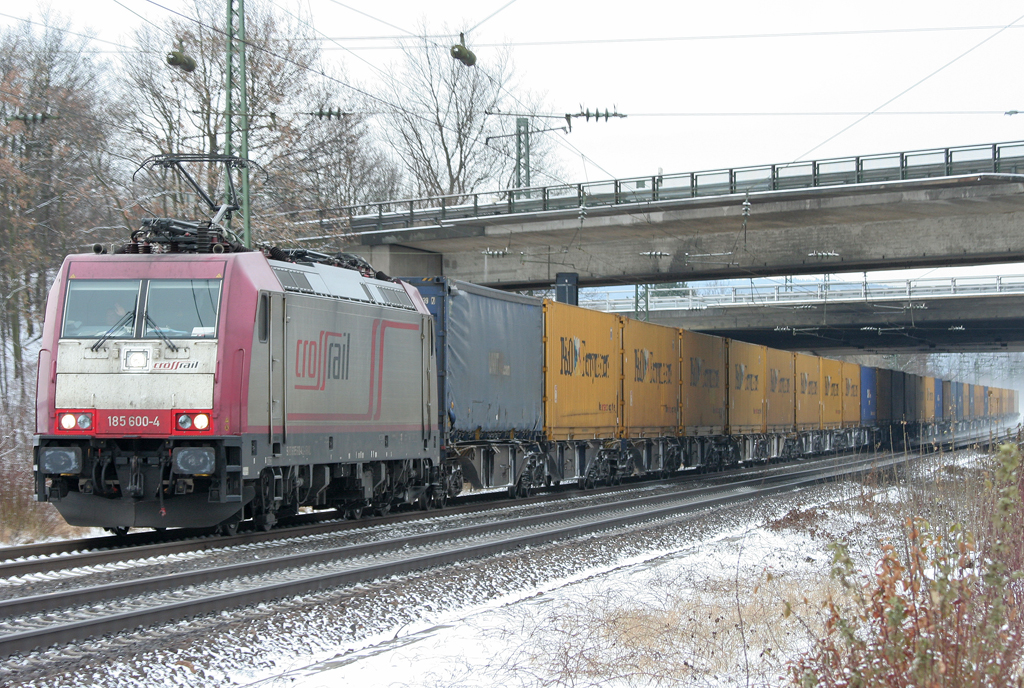 Die Crossrail 185 600-4 zieht einen Containerzug durch Mlheim Krlich am 18.12.2010
