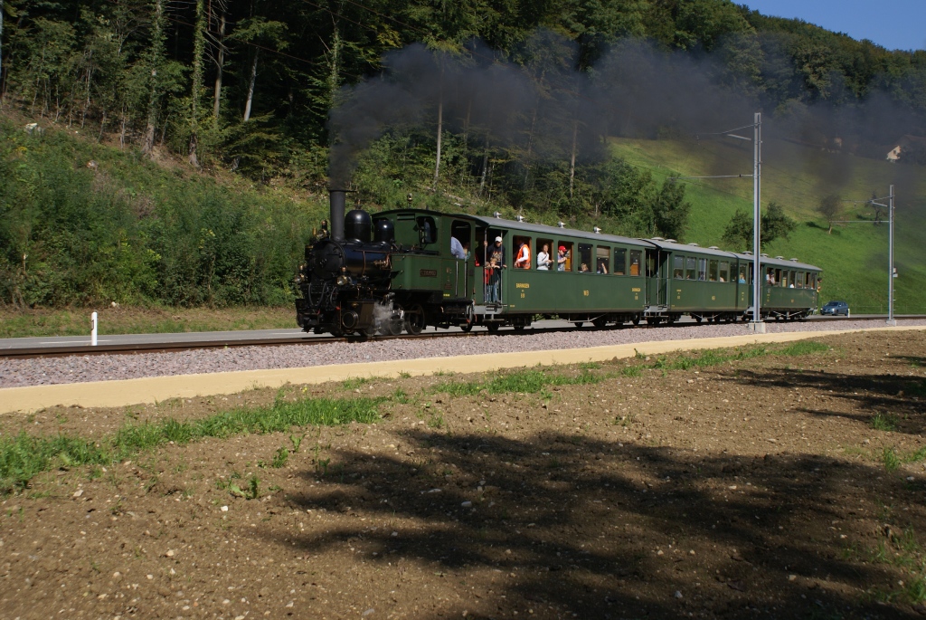 Die Dampflok G 3/3 5 dampft am 19.9.10 von Hlstein Richtung Hirschlang.