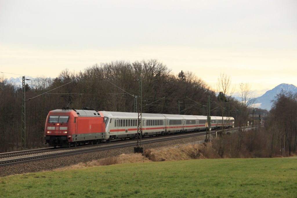 Die DB 101 129-5 zieht einen EuroCity aus Klagenfurt in Richtung Mnchen.
Aufgenommen am 02.01.12 bei Hilperting.