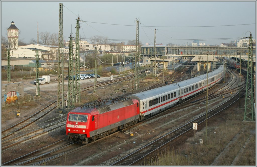 Die DB 120 108-6 verlsst mir einem IC Heidelberg Richtung Stuttgart.
29. Mrz 2012