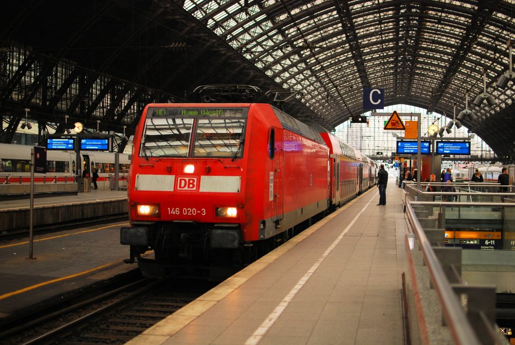 Die DB 146 020-3 mit RE1 nach Hamm (Westf), bei Einfahrt von Kln Hbf am 28 sept 2010.