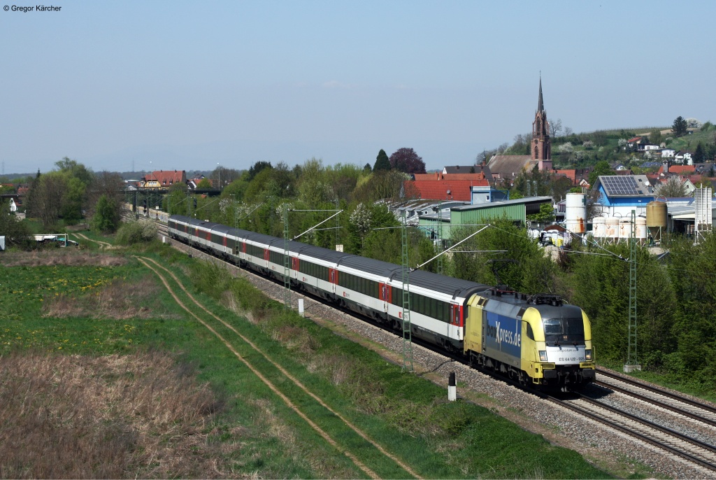 Die von der DB angemietete Boxxpress 182 525 zog am 25.04.2013 den EC 7 (Hamburg-Chur) bis Basel SBB. Aufgenommen bei Teningen.
