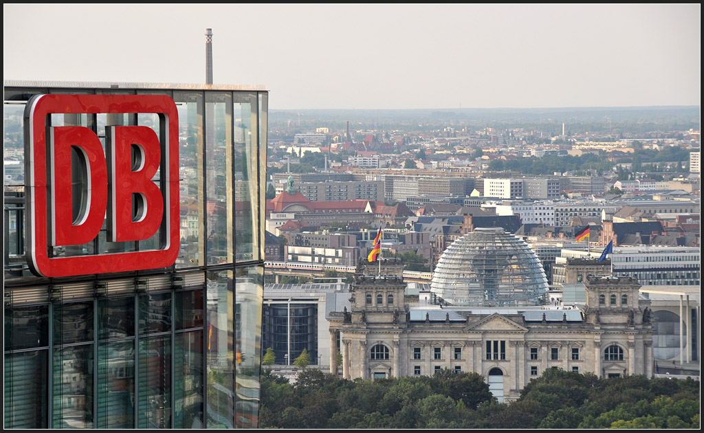 Die DB in Berlin - 

Blick am DB-Keks der Bahnzentrale vorbei zum Reichstag, dahinter ein IC-Zug auf der Stadtbahn. 

18.08.2011 (J)