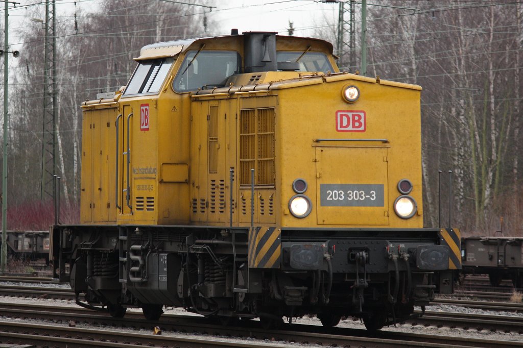 Die DB Netz 203 303 verlsst am 15.2.12 als Lz Duisburg-Entenfang.