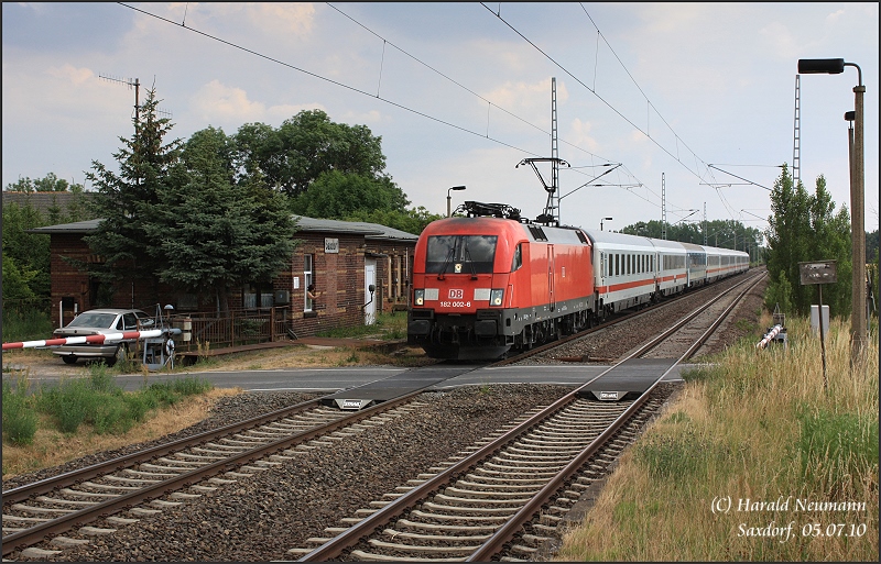 Die DB Regio Cottbus-Lok 182 002 macht sich am 05.07.10 am EC175 nützlich. Hier passiert sie gerade die Blockstelle Saxdorf in Fahrtrichtung Falkenberg(Elster).