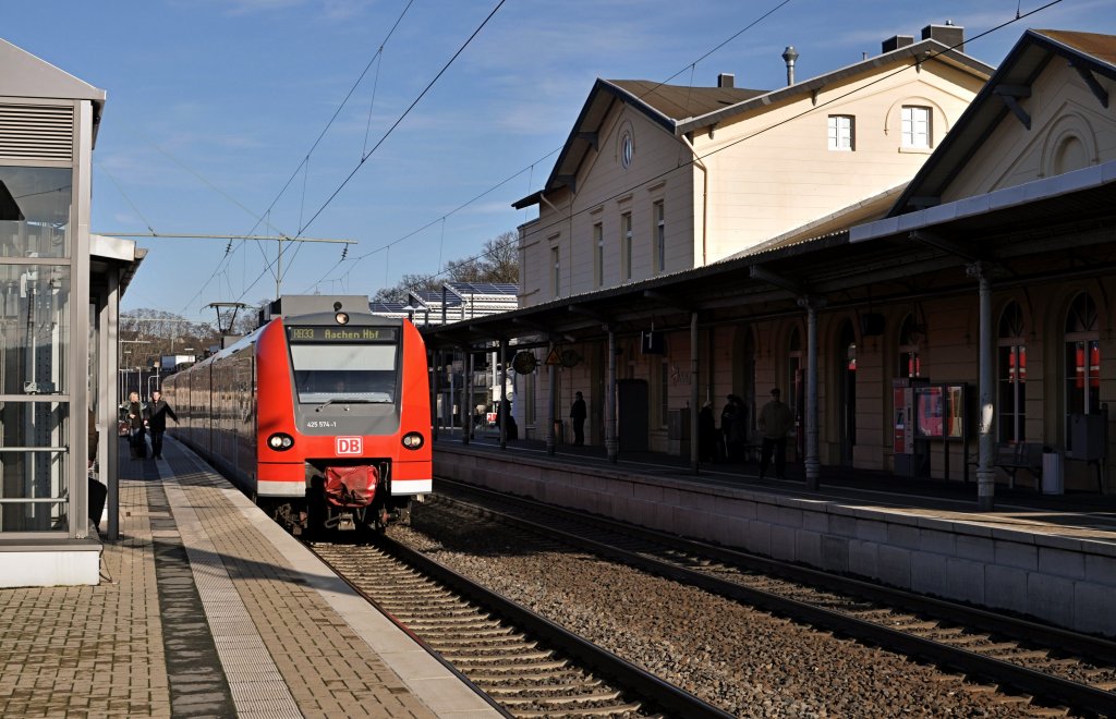 Die DB Regio mit RB33 (Rhein Niers Bahn) von Duisburg nach Aachen, hier bei einfahrt von Herzogenrath am 27 jan 2012.