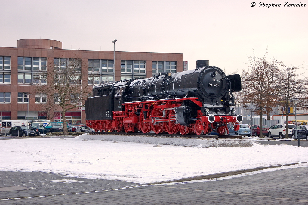 Die Denkmal Dampflok 01 1063 hatte vor kurzem eine Lack Auffrischung bekommen und steht auf dem Vorplatz des Braunschweiger Hauptbahnhofs. 15.03.2013