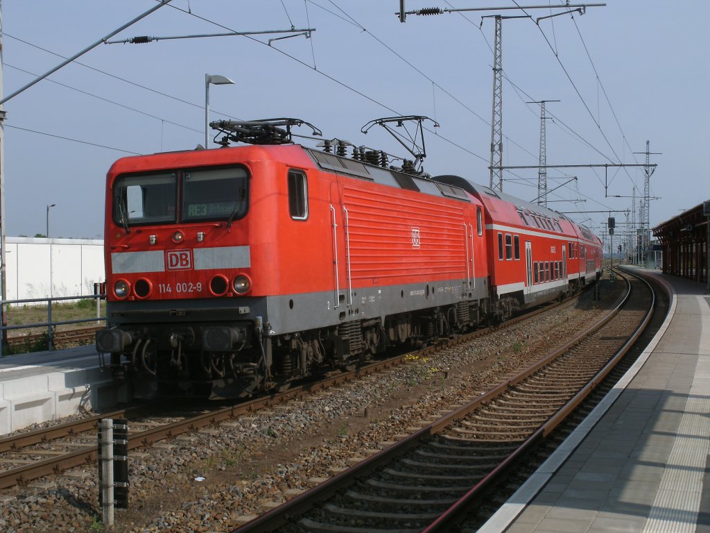 Die dienstlteste 114:114 002 mit dem RE 18309,Stralsund-Elsterwerda,am 14.Mai 2011 in Pasewalk.