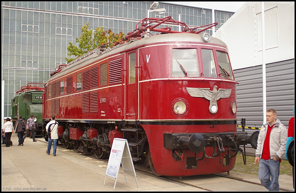 Die E19 war die schnellste E-Lok der Deutschen Reichsbahn, sie fuhr 180 km/h schnell, knnte konstruktionsbedingt auch 225 km/h erreichen. E19 01 wurde noch bei AEG gebaut und fuhr ohne Emblem bis Mitte der 70er Jahre (100 Jahre Innovation und Technologie, Tag der offenen Tr Bombardier Hennigsdorf 18.09.2010)